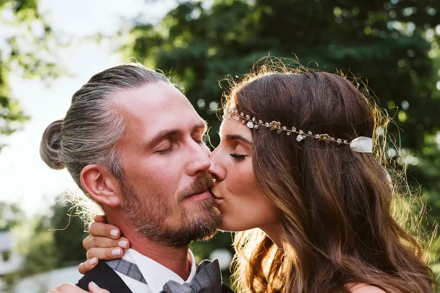 wedding couple kissing in the sunset