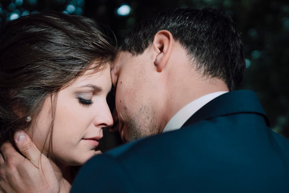 Couple emotionally kissing in the garden of restaurant Lieblingsplatz in Seevetal during their wedding